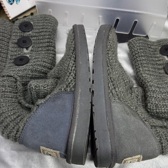(T5) UGG Australia Women's Classic Gray Cardy Knit Boots, Size 6, Side Buttons. - Picture 10 of 11
